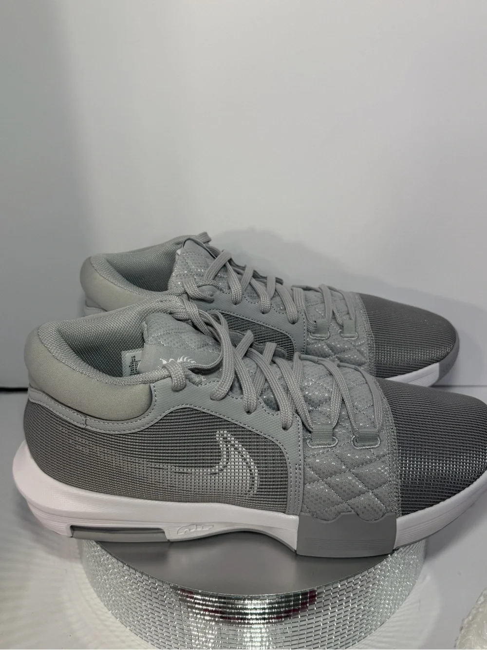 Nike Le bron Men's Low-Top Athletic Sneakers in Light Gray size 13 new w/out tag